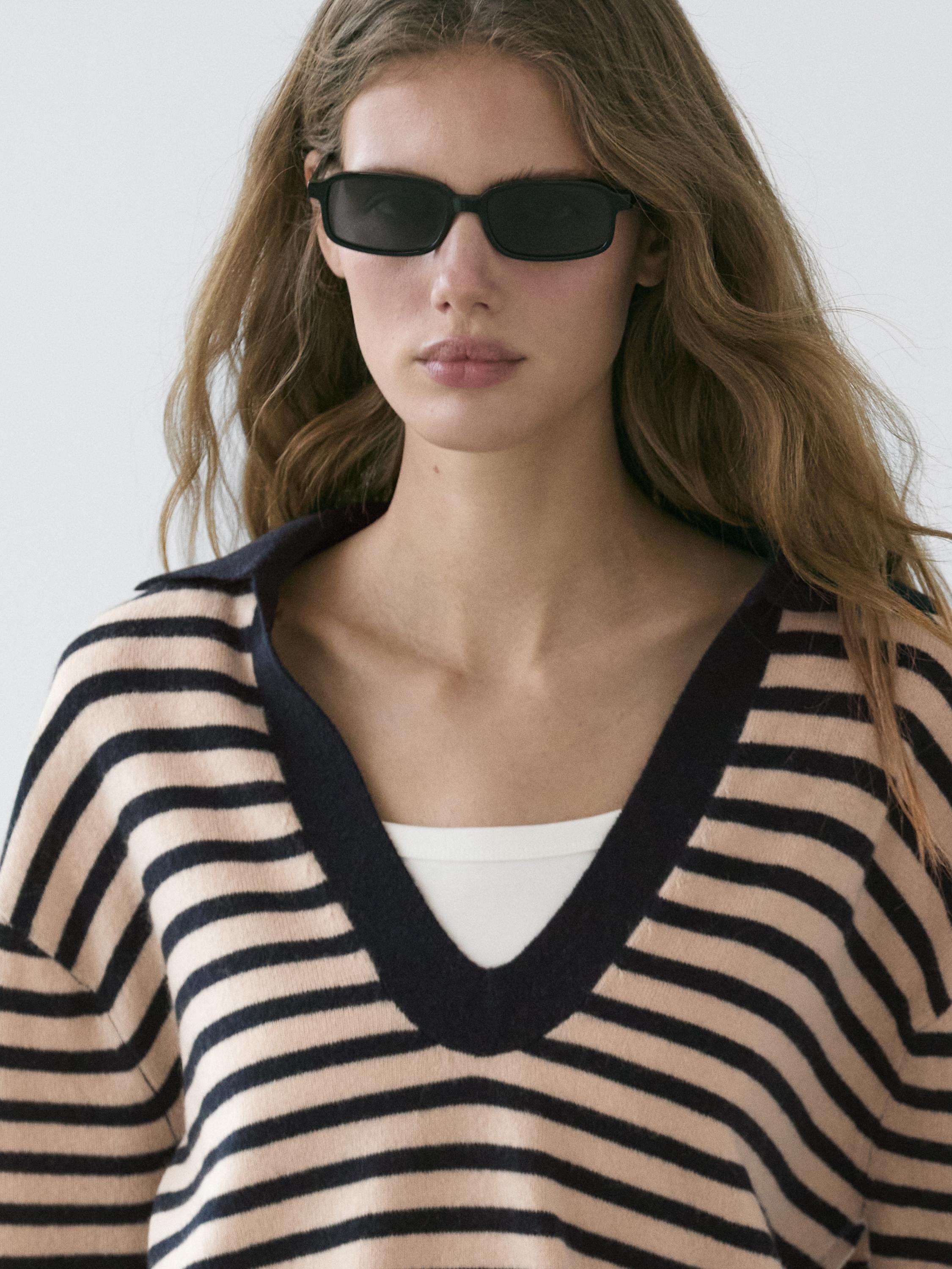 Pull maille à rayures et col en V