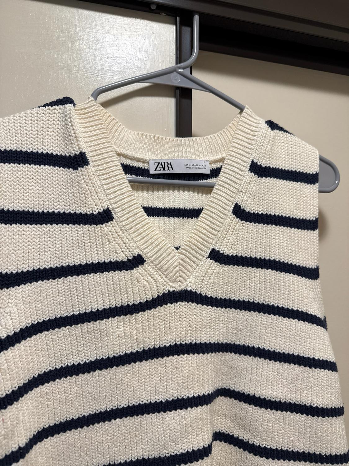 V-NECK KNIT VEST - Image 2