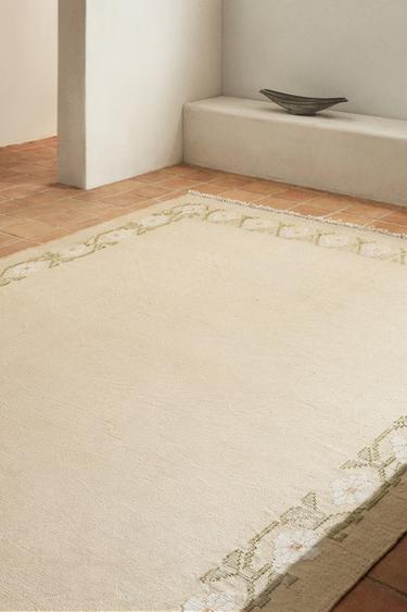 JACQUARD-TEPPICH MIT BLUMEN - Beige von Zara