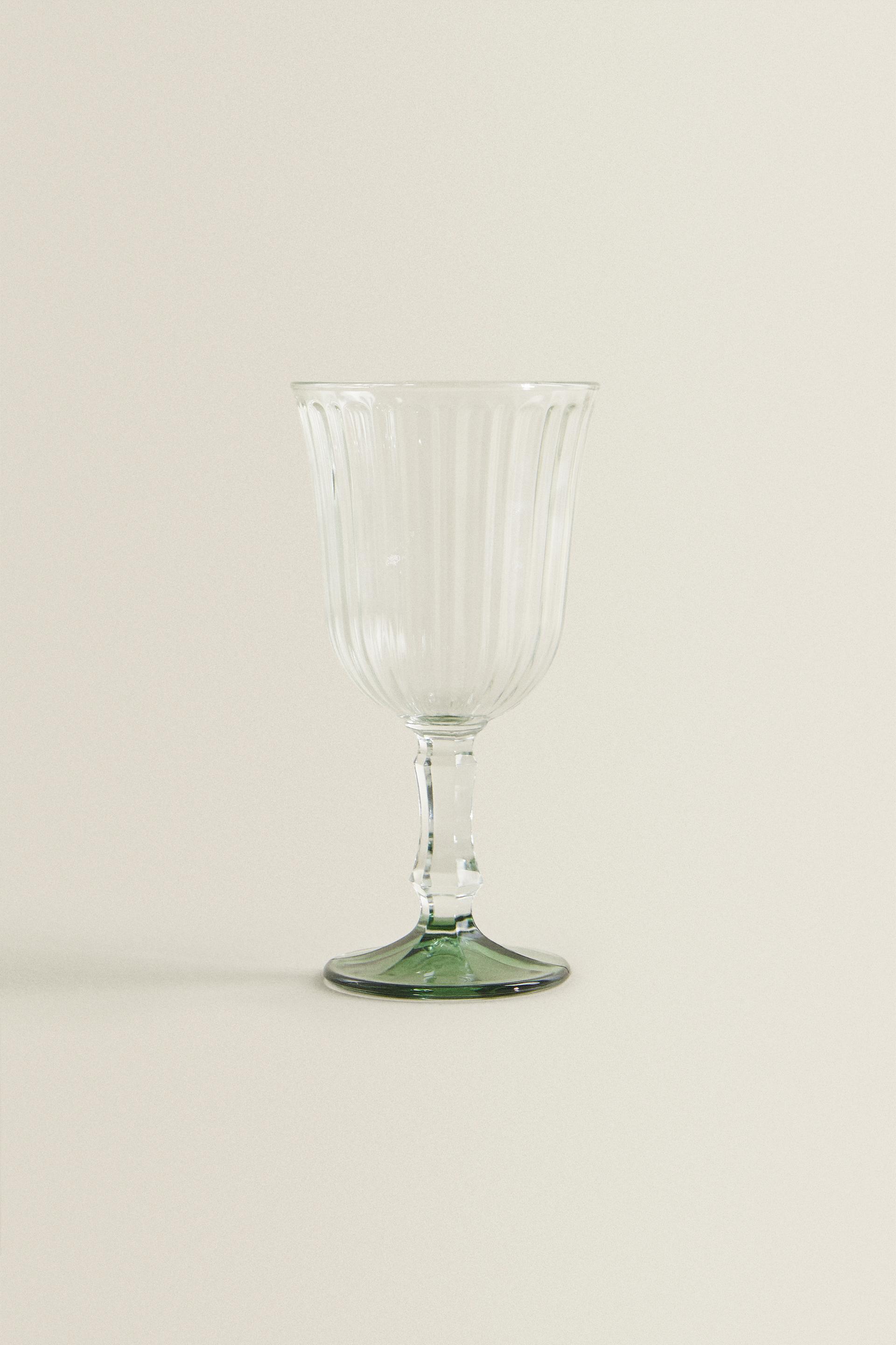 RAISED WINE GLASS WITH A COLORED BASE