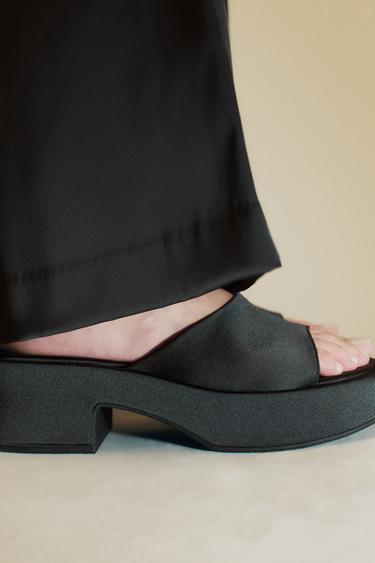 CHUNKY SANDALEN AUS SATIN - Schwarz von Zara