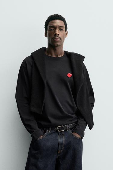 CAMISETA COM PATCH DE DADO DE CORAÇÕES - Preto da Zara