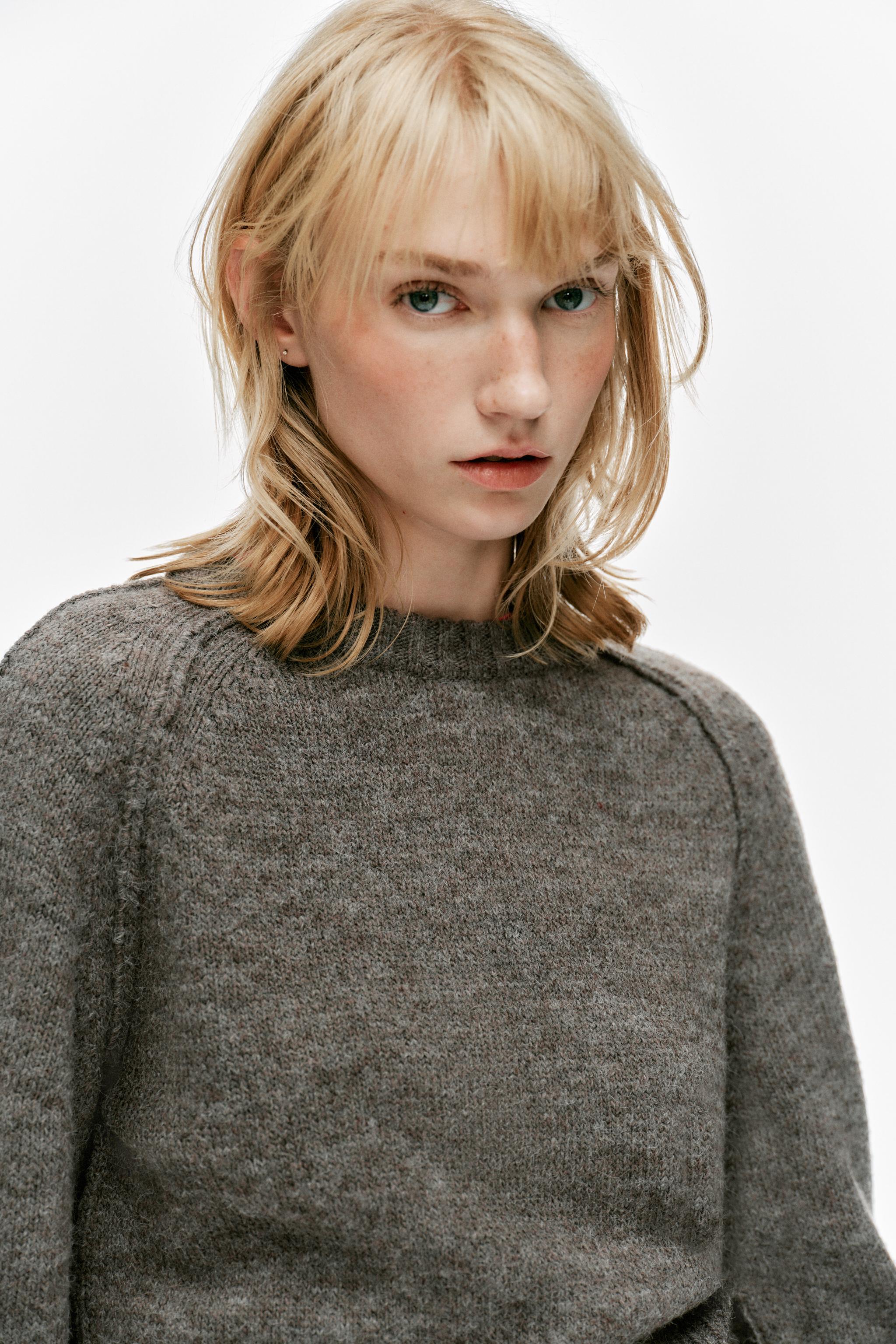 PULL EN MAILLE À COUTURES MARQUÉES AUX ÉPAULES