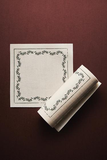 ROLL PACK OF COTTON NAPKINS WITH CHRISTMAS LEAVES (PACK OF 20) - Ecru by Zara