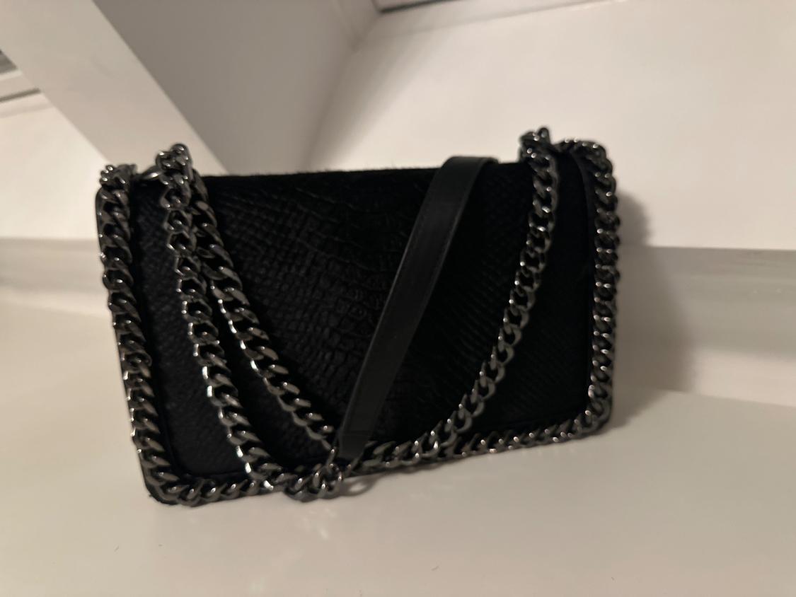 EMBOSSED CHAIN-TRIMMED BAG - Image 4