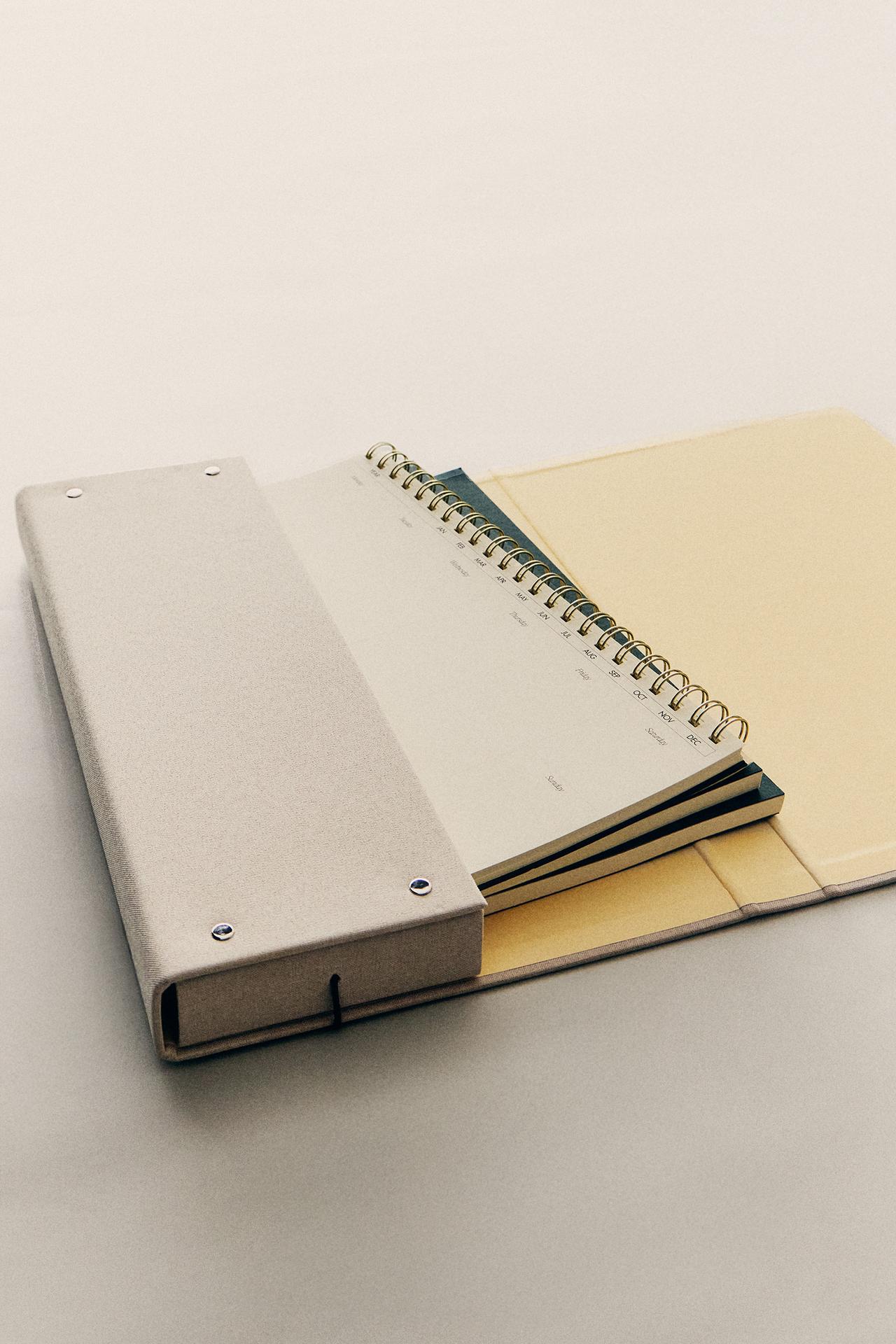 LINEN FOLDER WITH CLOSURE — Ecru