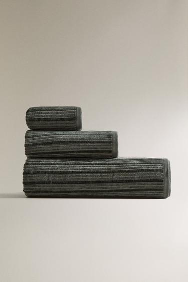 TOALLA BAÑO VELOUR ESTRUCTURA RAYAS - Verde oscuro de Zara