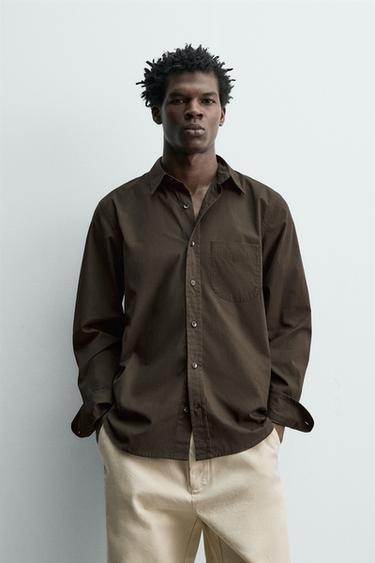 قميص بوبلين بقصة عادية - بني داكن الخاص بـ Zara