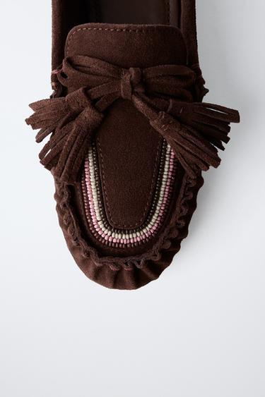 MOCASSINS EN CUIR À POMPONS - Grenat de Zara - Image 5