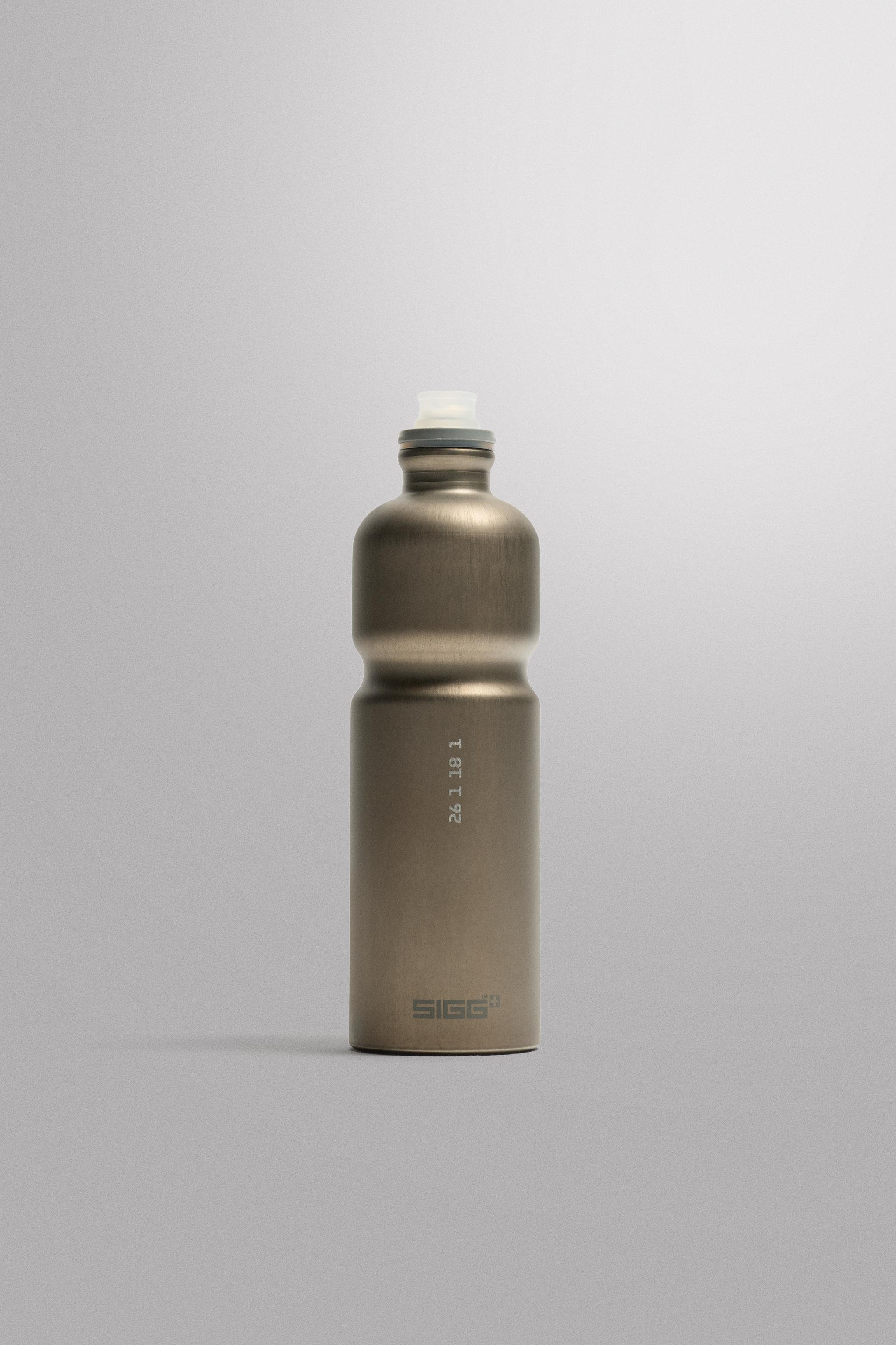 SIGG ALUMINUM BOTTLE 750ML — Gray