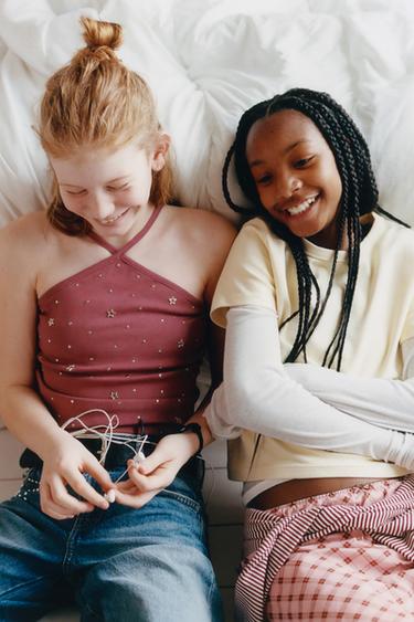 ТОП С ХАЛТЕР ДЕКОЛТЕ И КАПСИ - КЕСТЕНЯВО от Zara