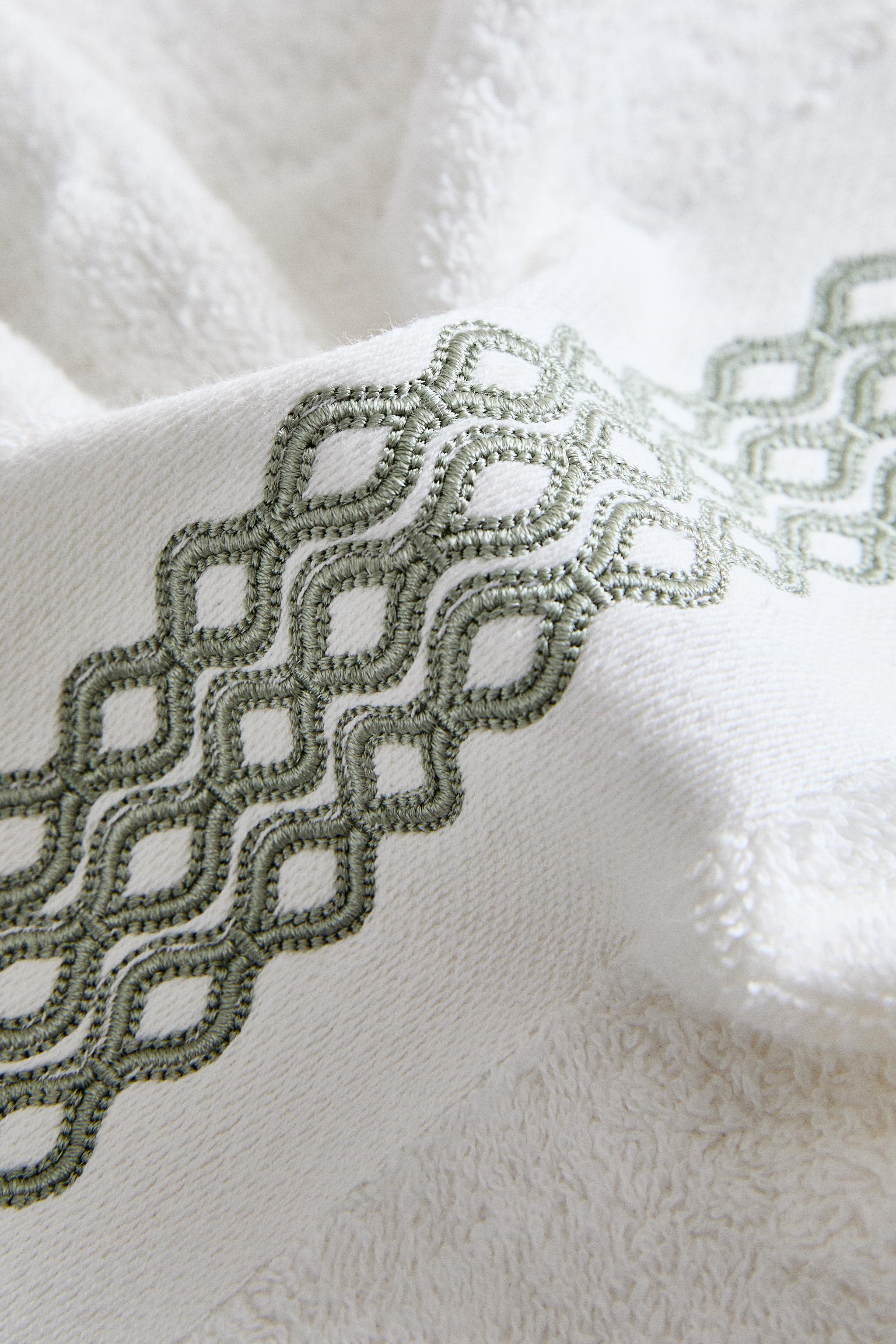 SERVIETTE DE BAIN BORDURE BRODÉE