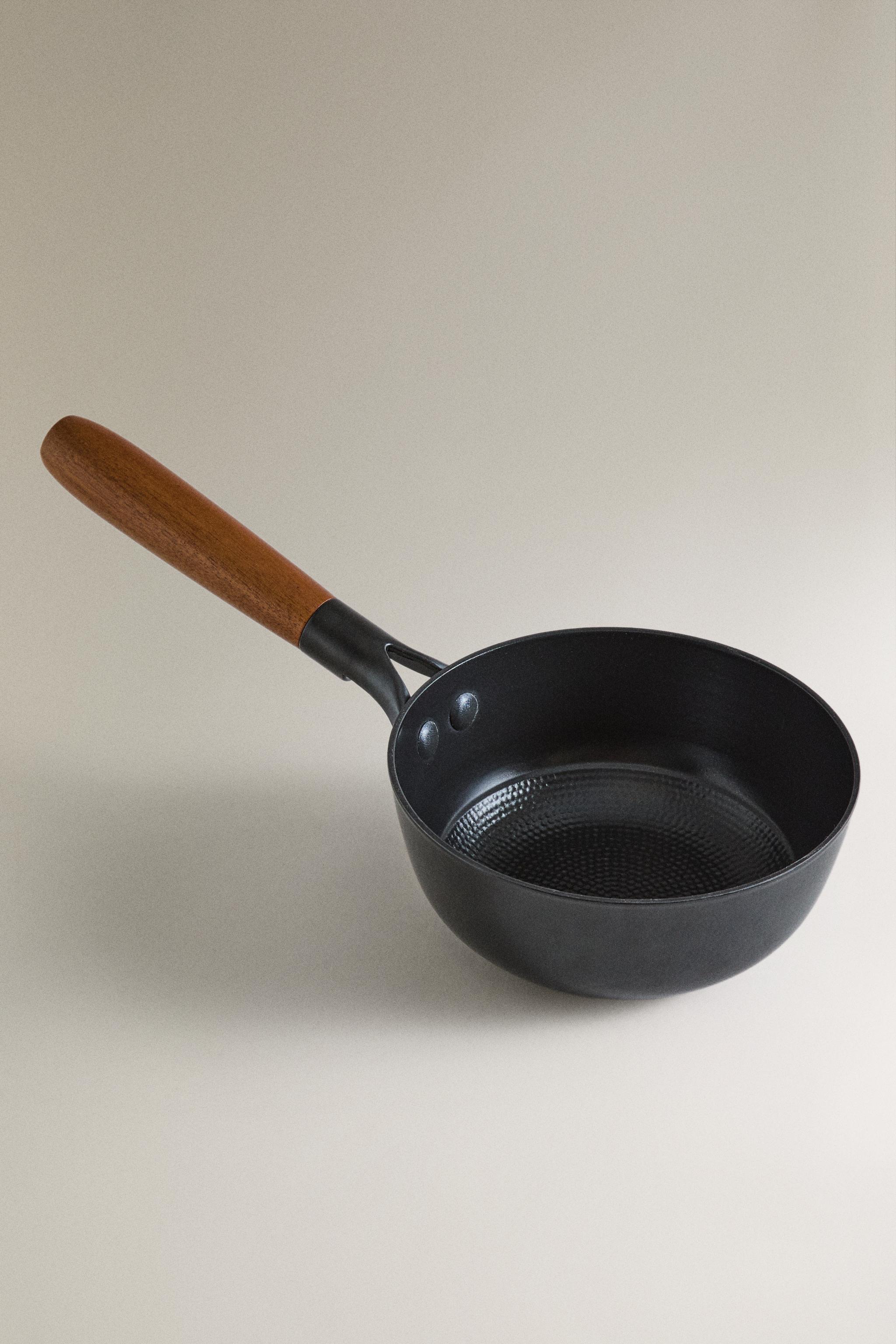 IRON SAUCEPAN — Black