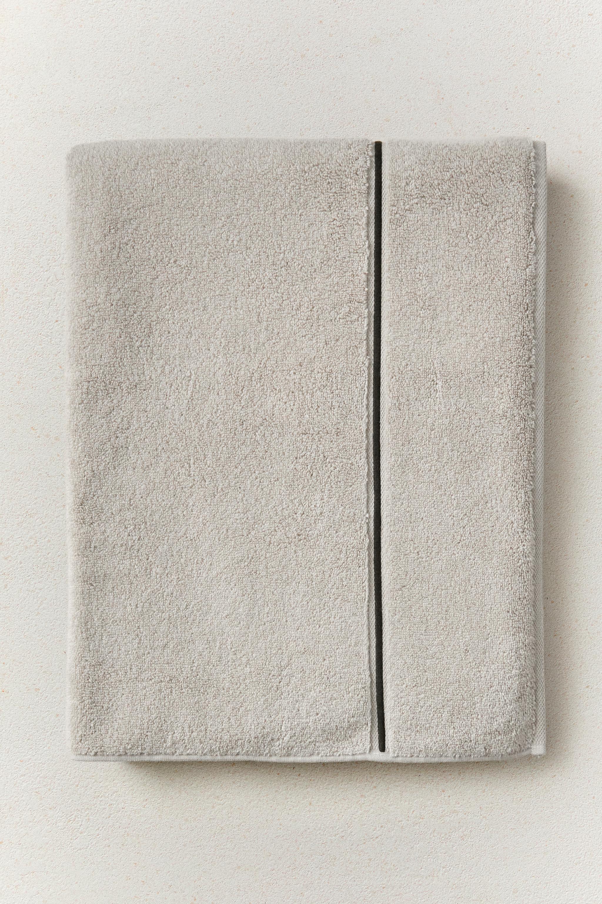BATH TOWEL WITH EMBROIDERED SCALLOPED EDGE