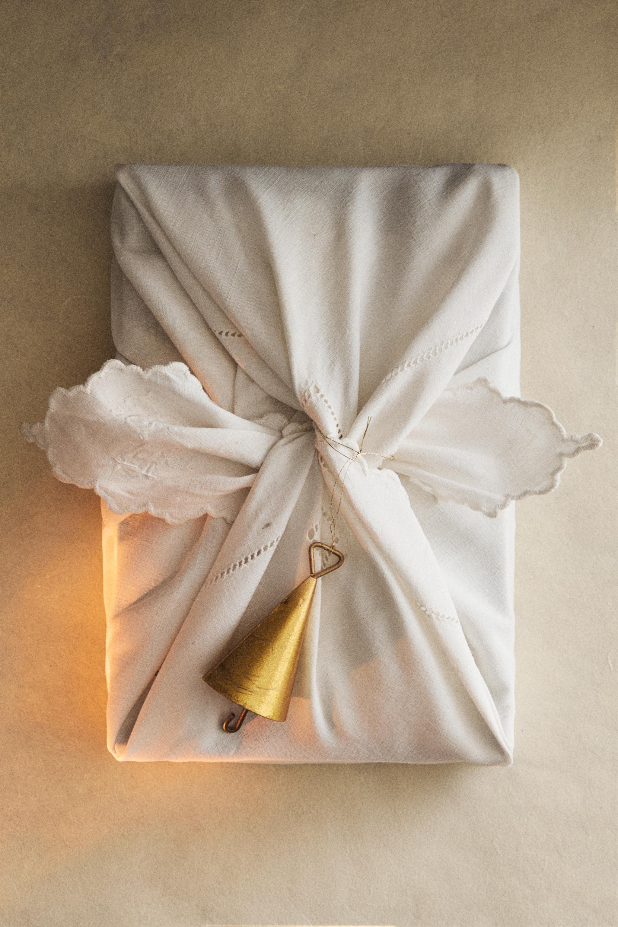 SET OF CHRISTMAS ACCESSORY METAL GIFT ORNAMENTS (SET OF 3)