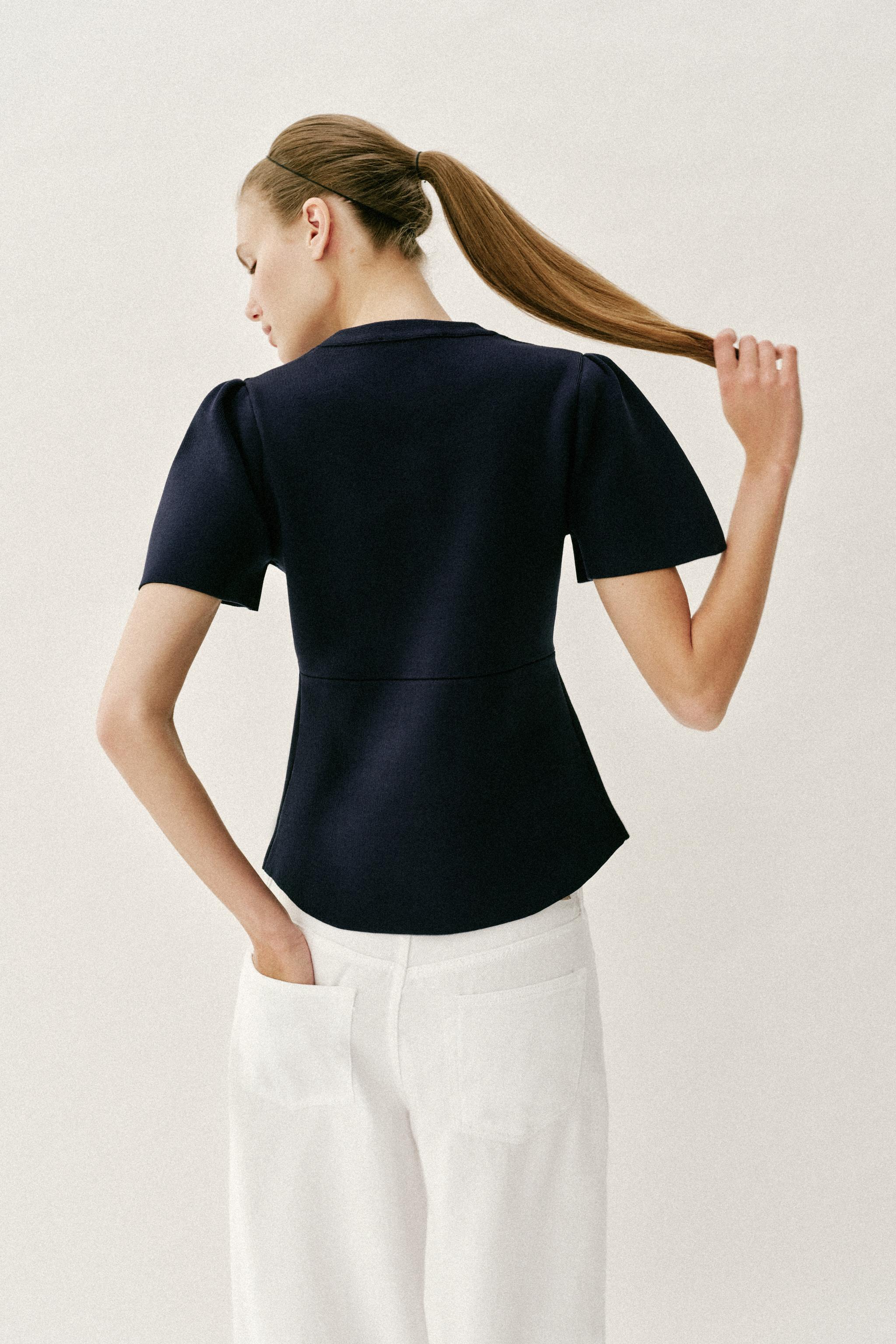 VESTE EN MAILLE À MANCHES BOUFFANTES ET OUVERTURES