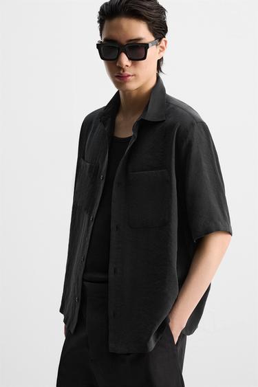 ÁO SƠ MI VẢI RŨ DÁNG RELAXED FIT - Màu đen từ Zara