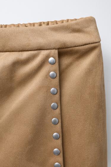 JUPE-SHORT EFFET DAIM À CLOUS - Camel clair de Zara - Image 2
