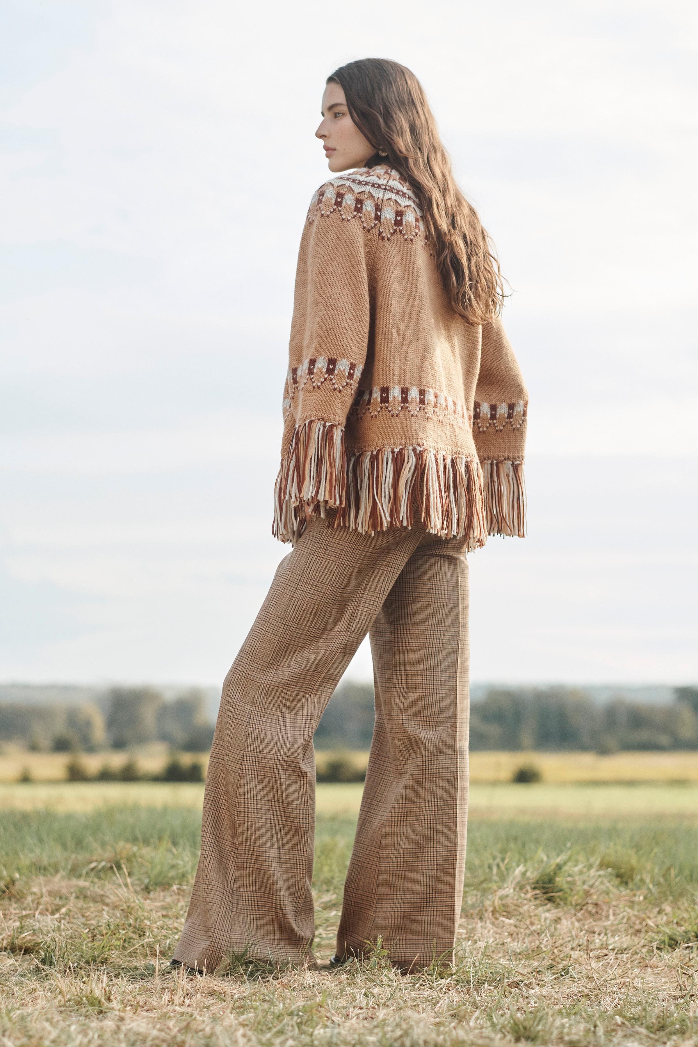 LIMITED EDITION 100% WOOL JACQUARD KNIT PONCHO - Light camel