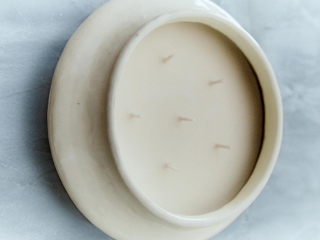 (700 G) LIGHT COTTON SCENTED CANDLE — white