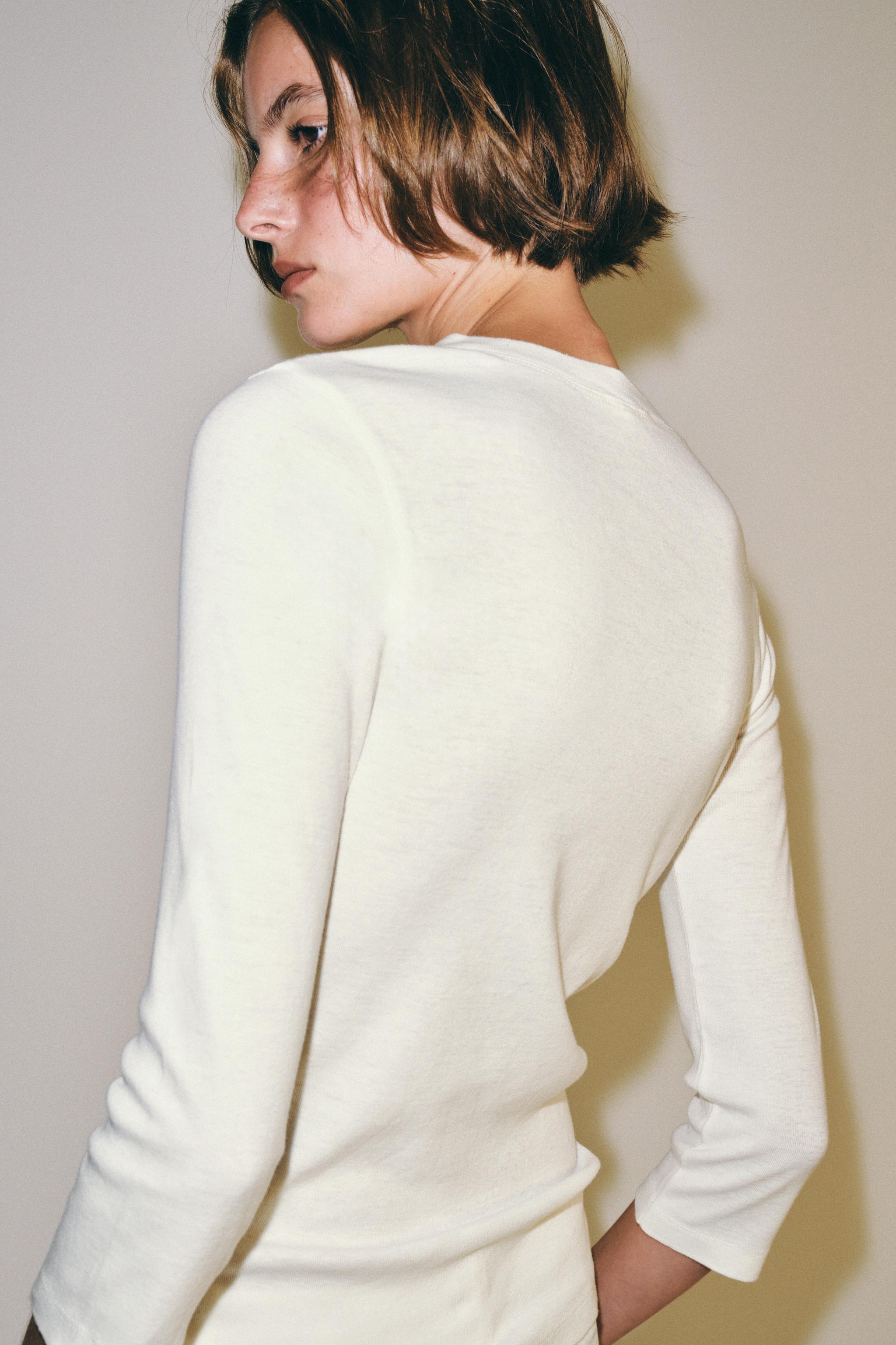 V-NECK T-SHIRT