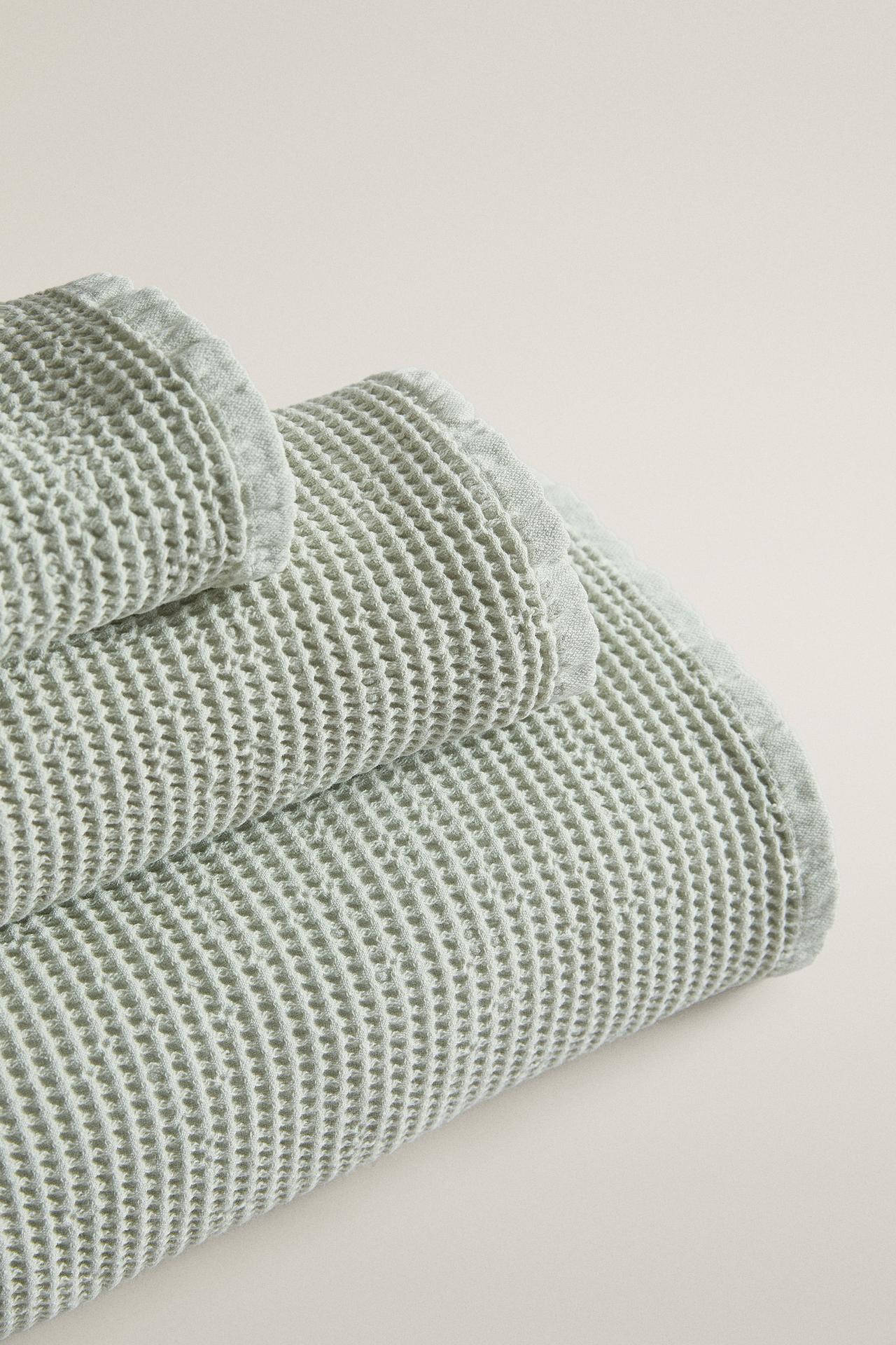 WAFFLE-KNIT TEXTURED BATH TOWEL — Light green