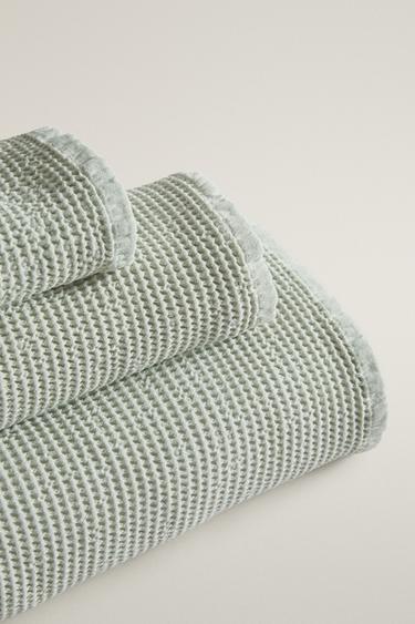 WAFFLE-KNIT TEXTURED BATH TOWEL — Light green 2