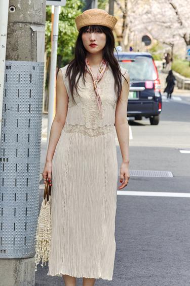 プリーツレースワンピース ZW COLLECTIONエクリュZaraのプリーツレースワンピース ZW COLLECTION - エクリュ 