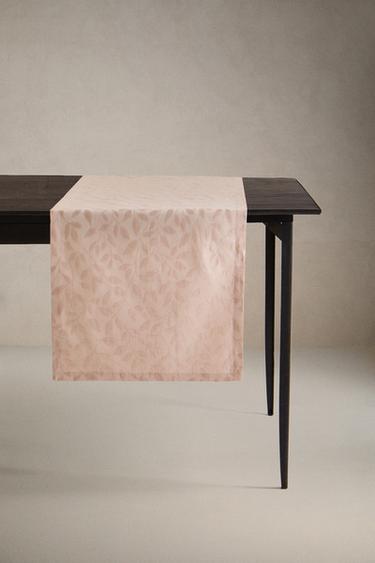 JACQUARD VEGETABLE TABLE RUNNER - Pink by Zara