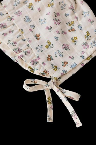 Zara FLORAL TEXTURED RUFFLED BONNET - Mid-ecru