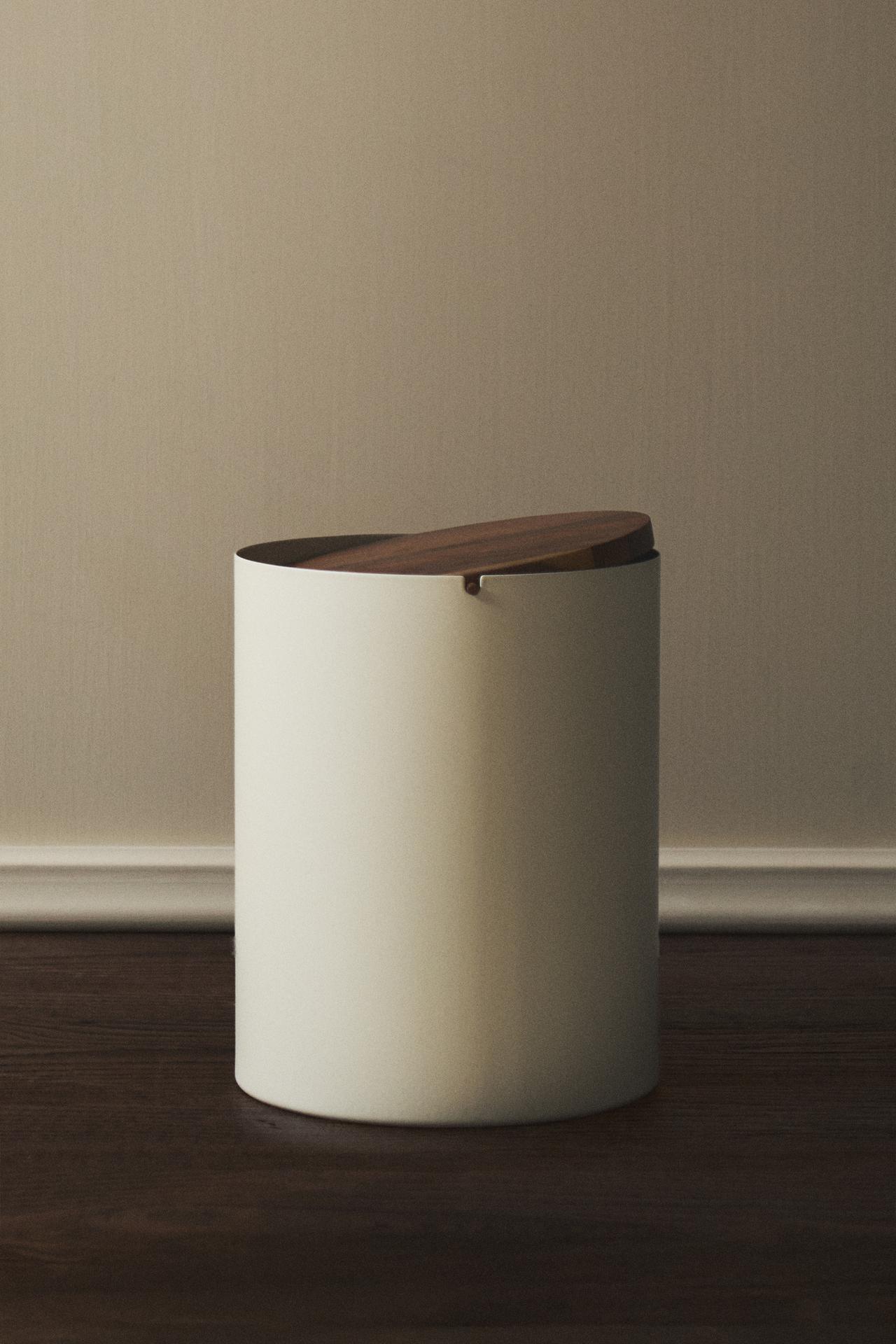 Metal bathroom trash can with wooden lid — Cream