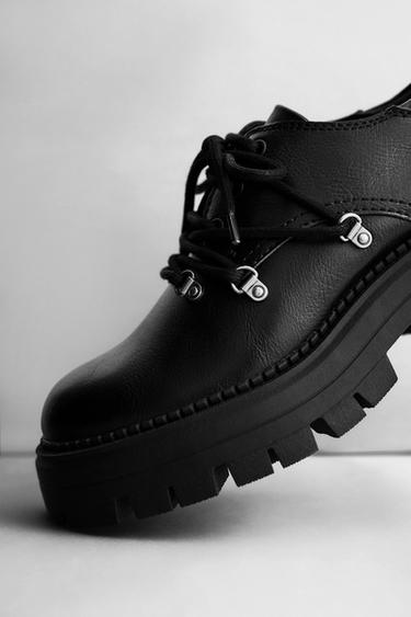 マルチレース チャンキーシューズブラックZaraのマルチレース チャンキーシューズ - ブラック 
