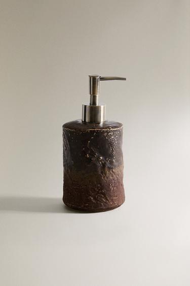 TEXTURED CERAMIC SOAP DISPENSER - بني /أخضر الخاص بـ Zara