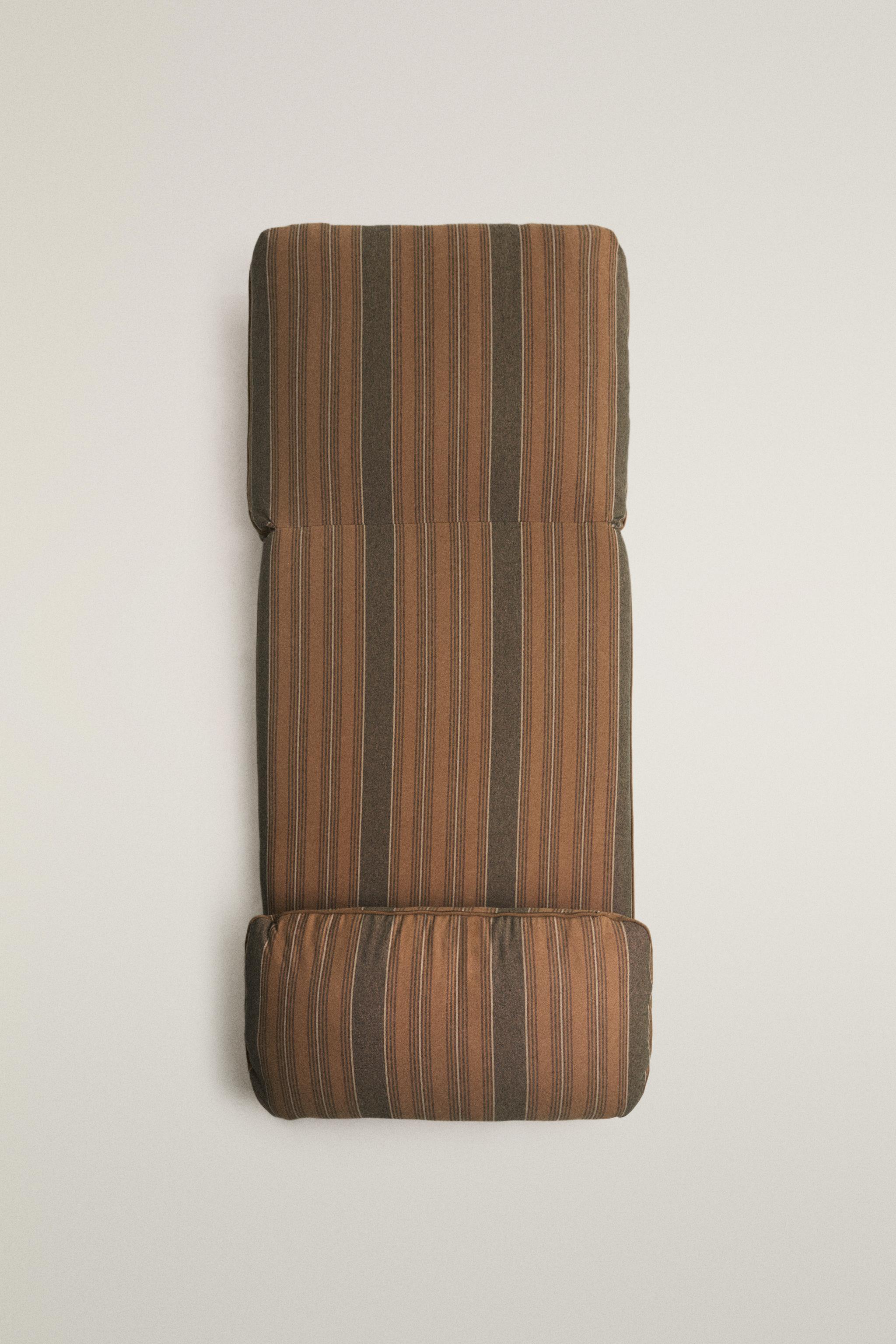 STRIPED FOLDABLE LOUNGE CHAIR