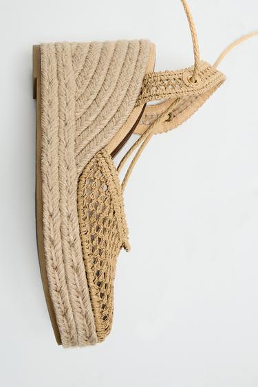PLATAFORMA TRENZADA - Beige claro de Zara