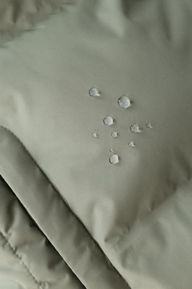 MANTEAU REMBOURRÉ À CAPUCHE DÉPERLANT - Kaki de Zara - Image 9