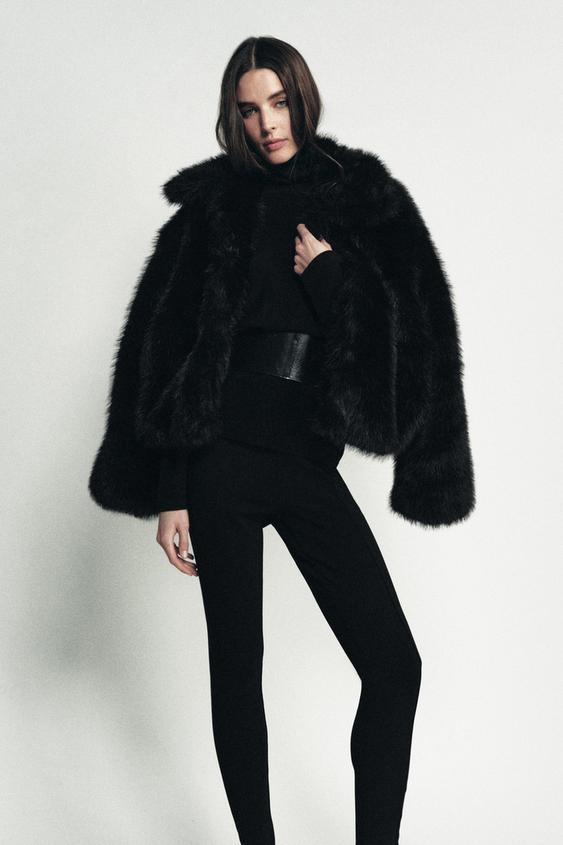 Sada ernch legn s vysokm pasem a ern koeinov bundy s irokm pskem.