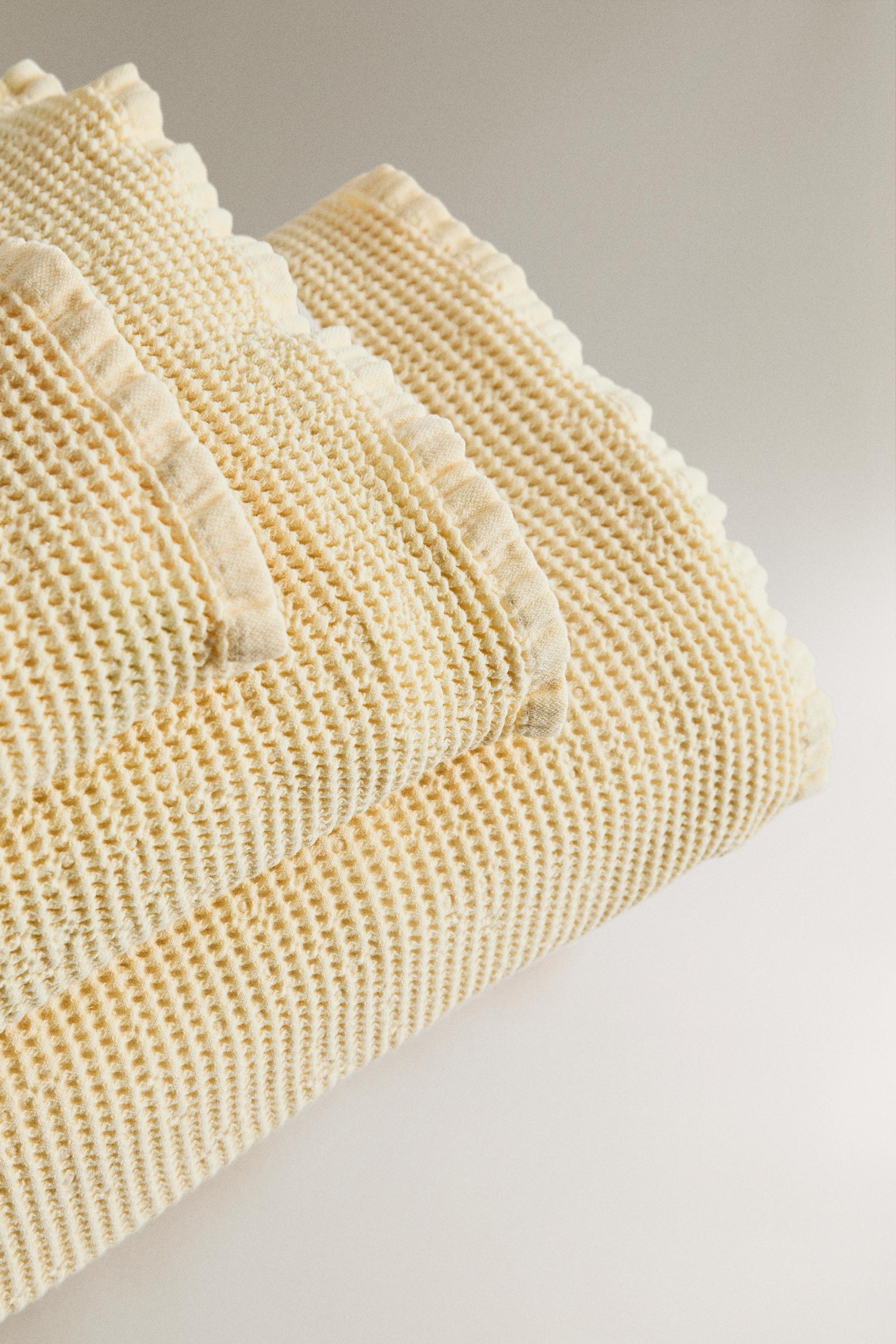 WAFFLE-KNIT TEXTURED BATH TOWEL — Yellow