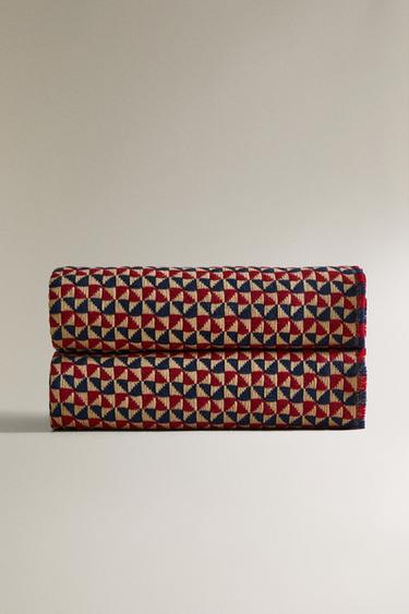 PLAID DOUX MOTIF GÉOMÉTRIQUE - Rouge de Zara - Image 1