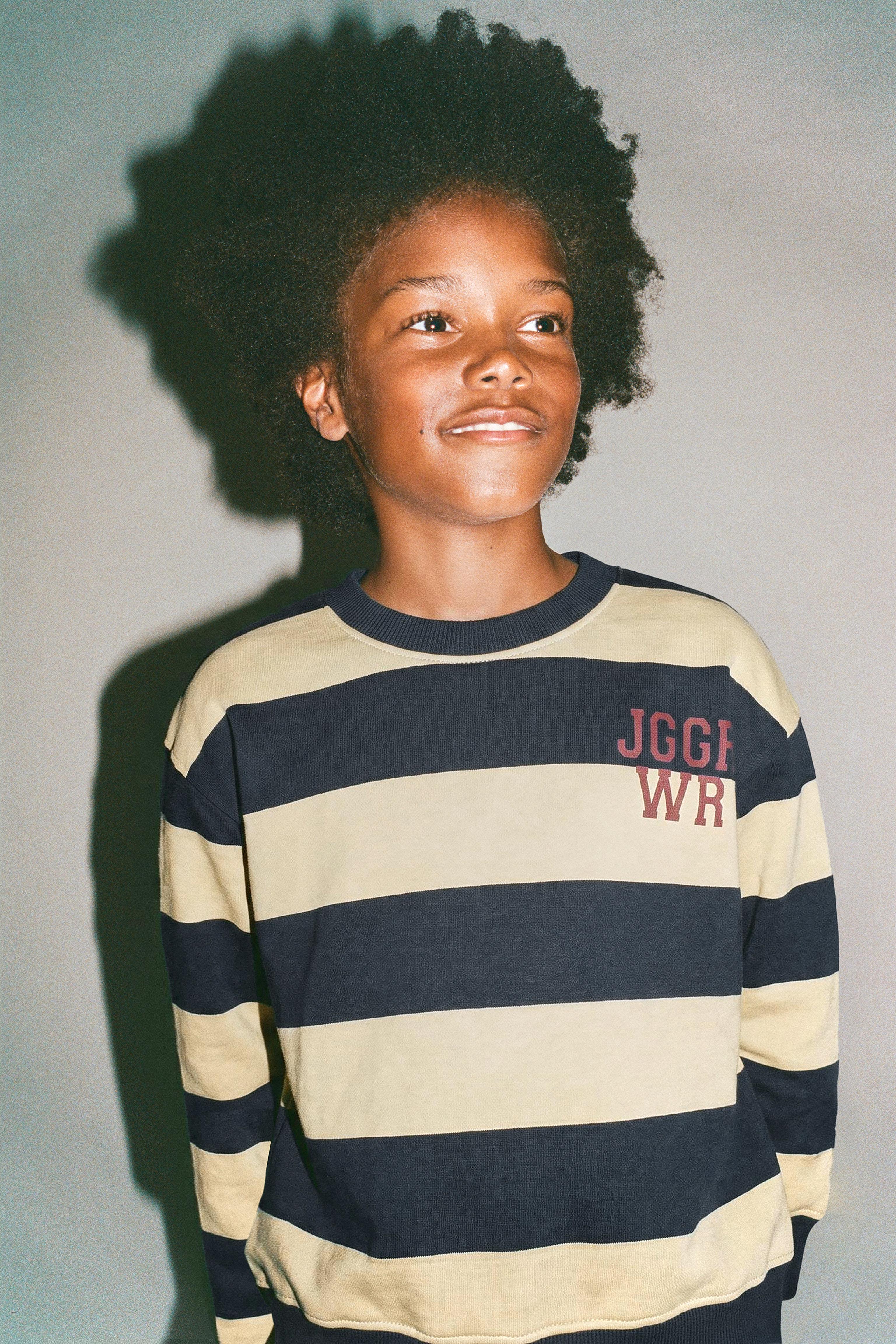 STRIPED NUMBER PATCH SWEATSHIRT