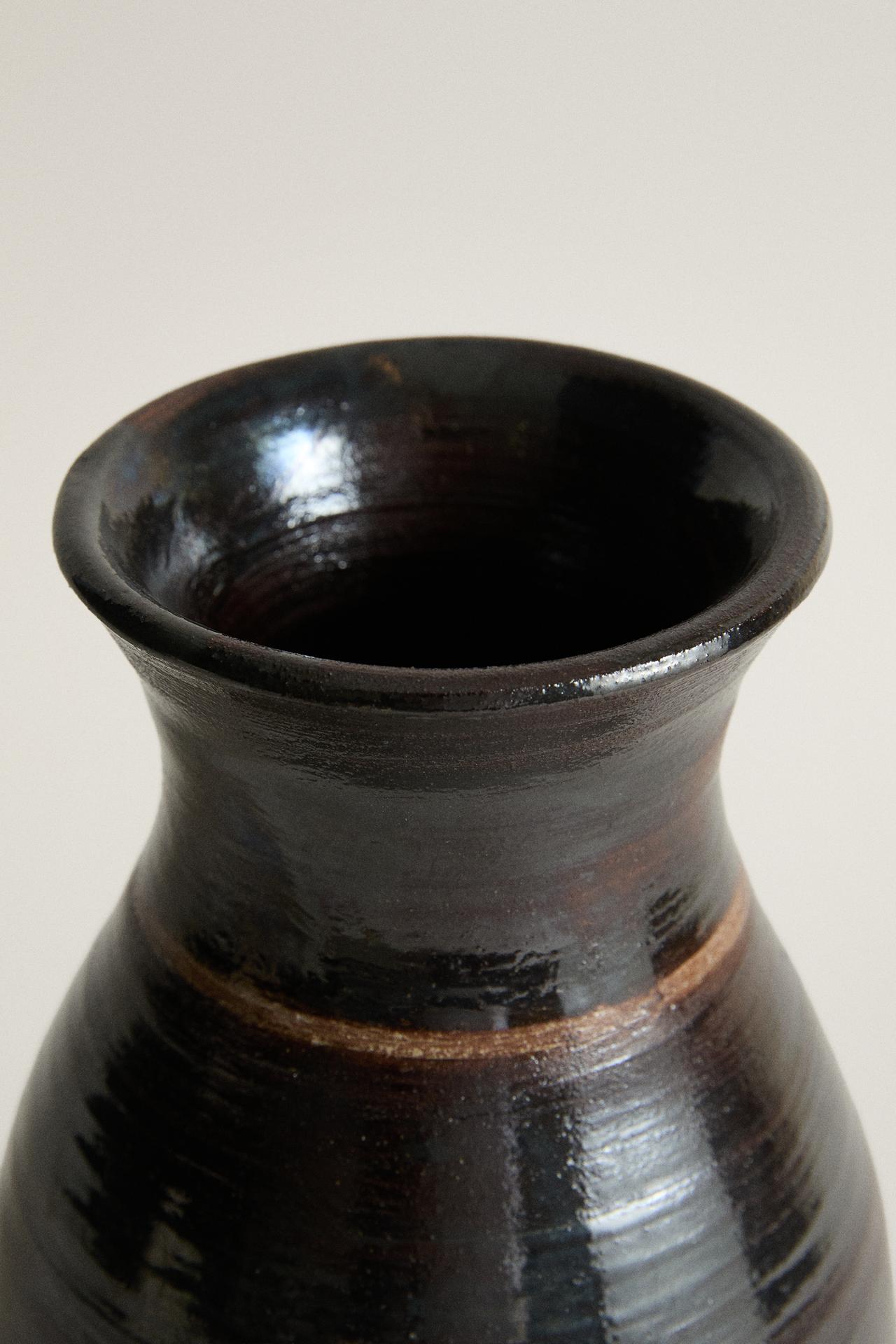 TALL DECORATIVE VASE — Dark brown