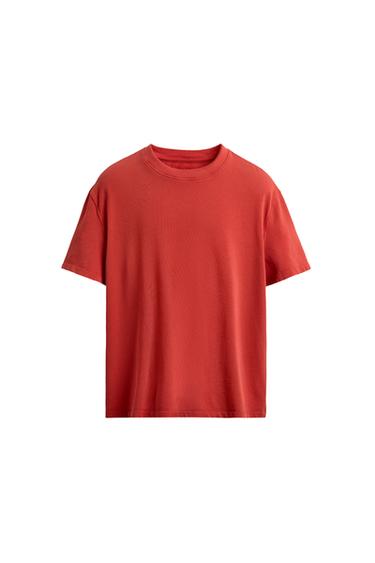 Front view of a red short-sleeved T-shirt with a round neck.