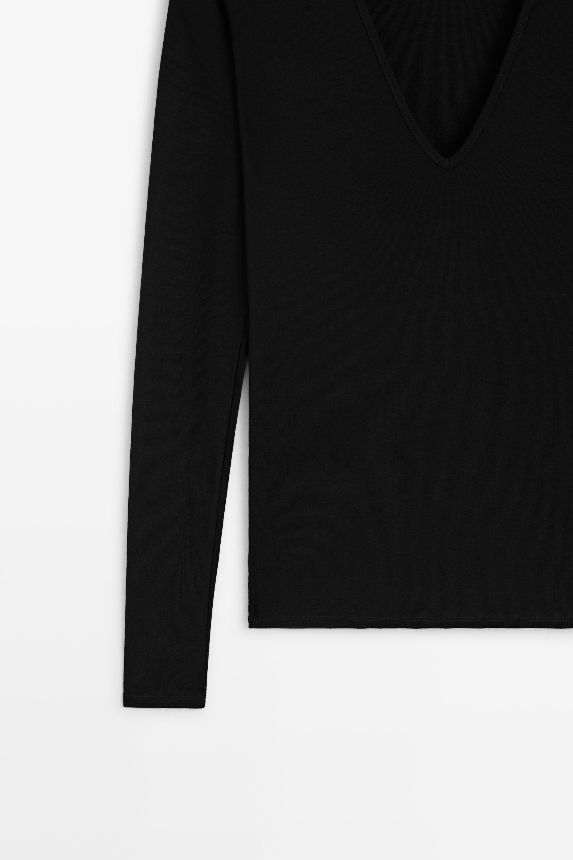Long sleeve V-neck T-shirt