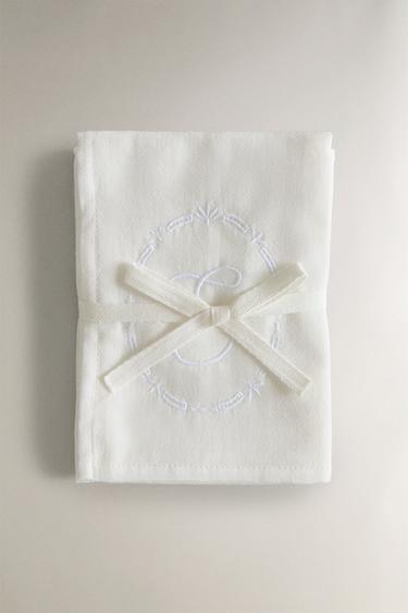 PACK OF CHILDREN’S MUSLIN CLOTHS WITH EMBROIDERED LETTER (PACK OF 2) - 856 by Zara - Image 0