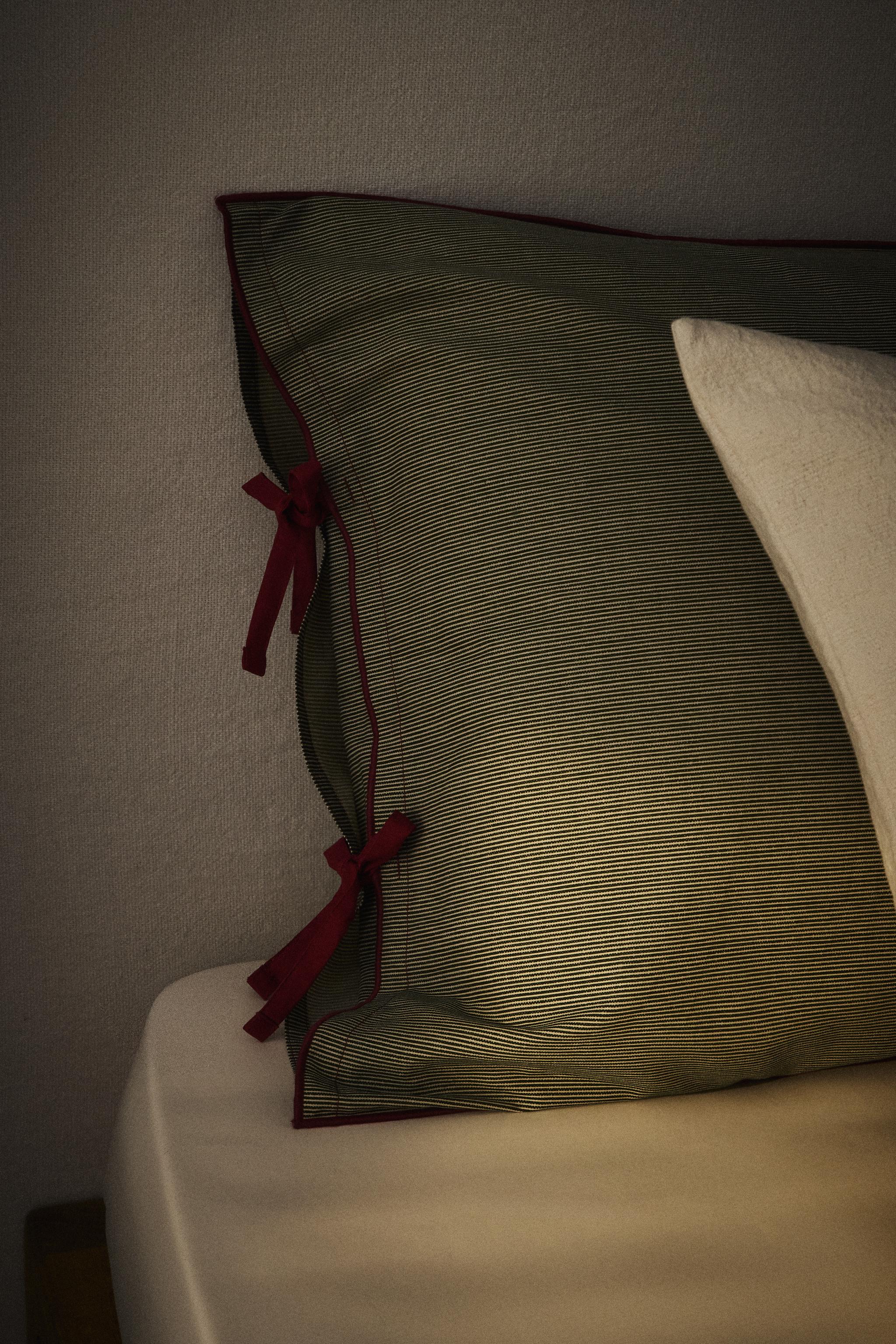 TAIE D’OREILLER RAYURES OVERLOCK