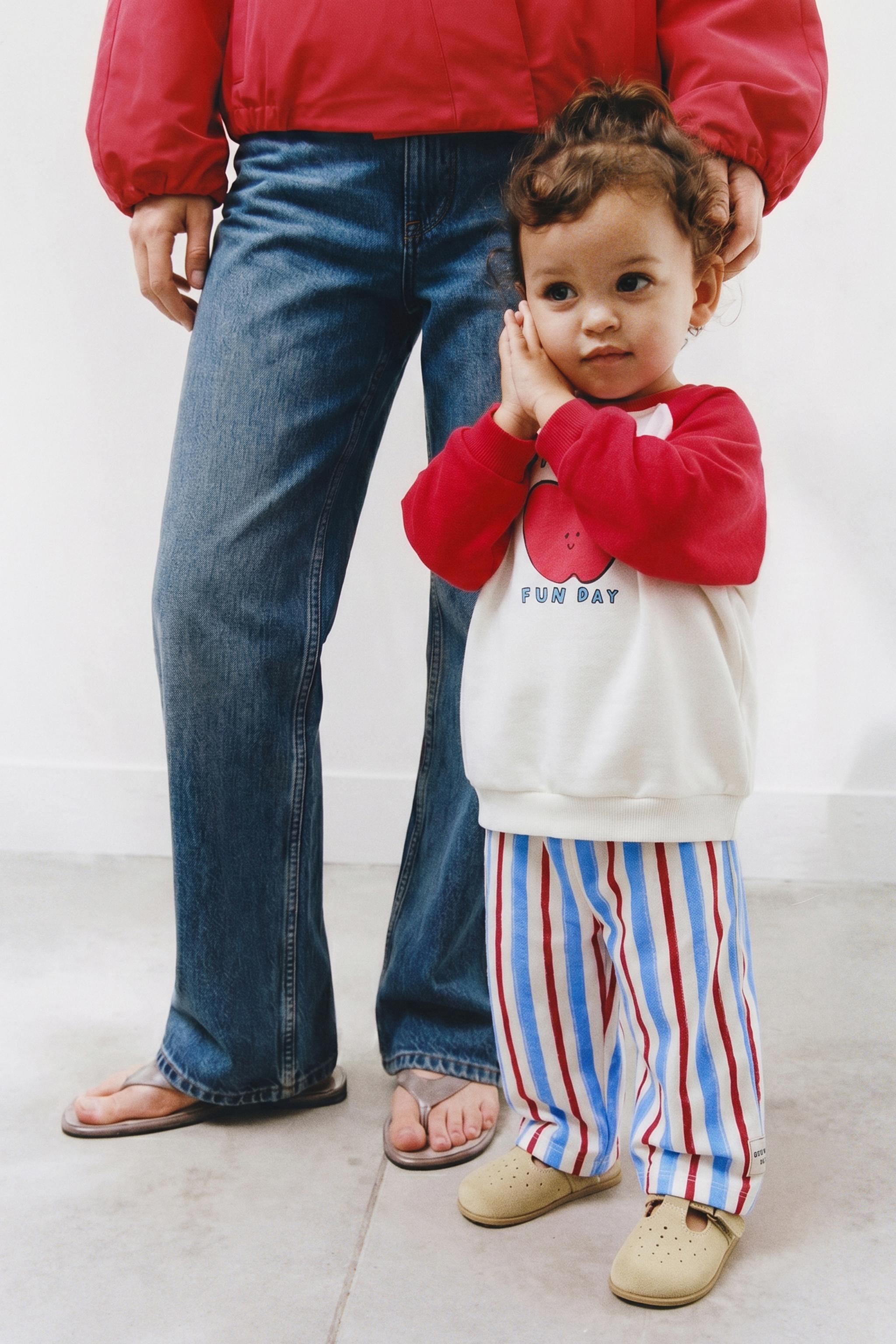 APPLE RAGLAN SLEEVE SWEATSHIRT — Ecru / Red