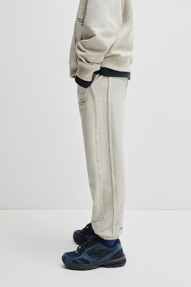 מכנסי טרנינג קטיפתיים בשילוב בדים - בז' של Zara