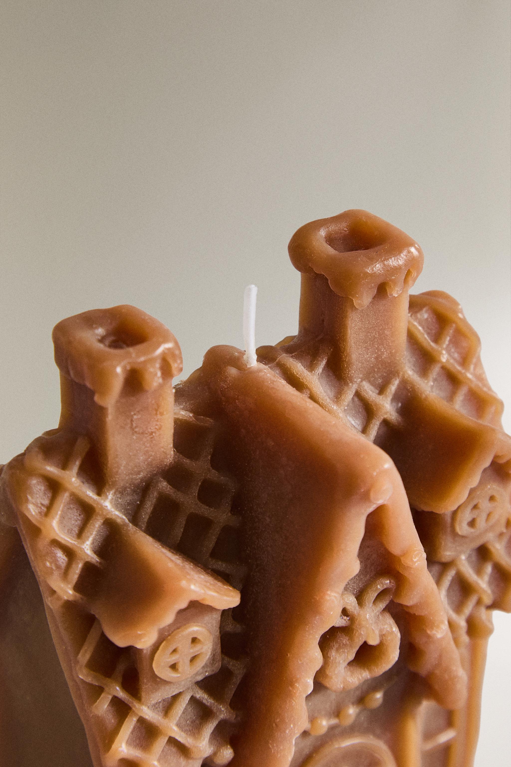 SALTED CARAMEL SCENTED HOUSE-SHAPED CANDLE