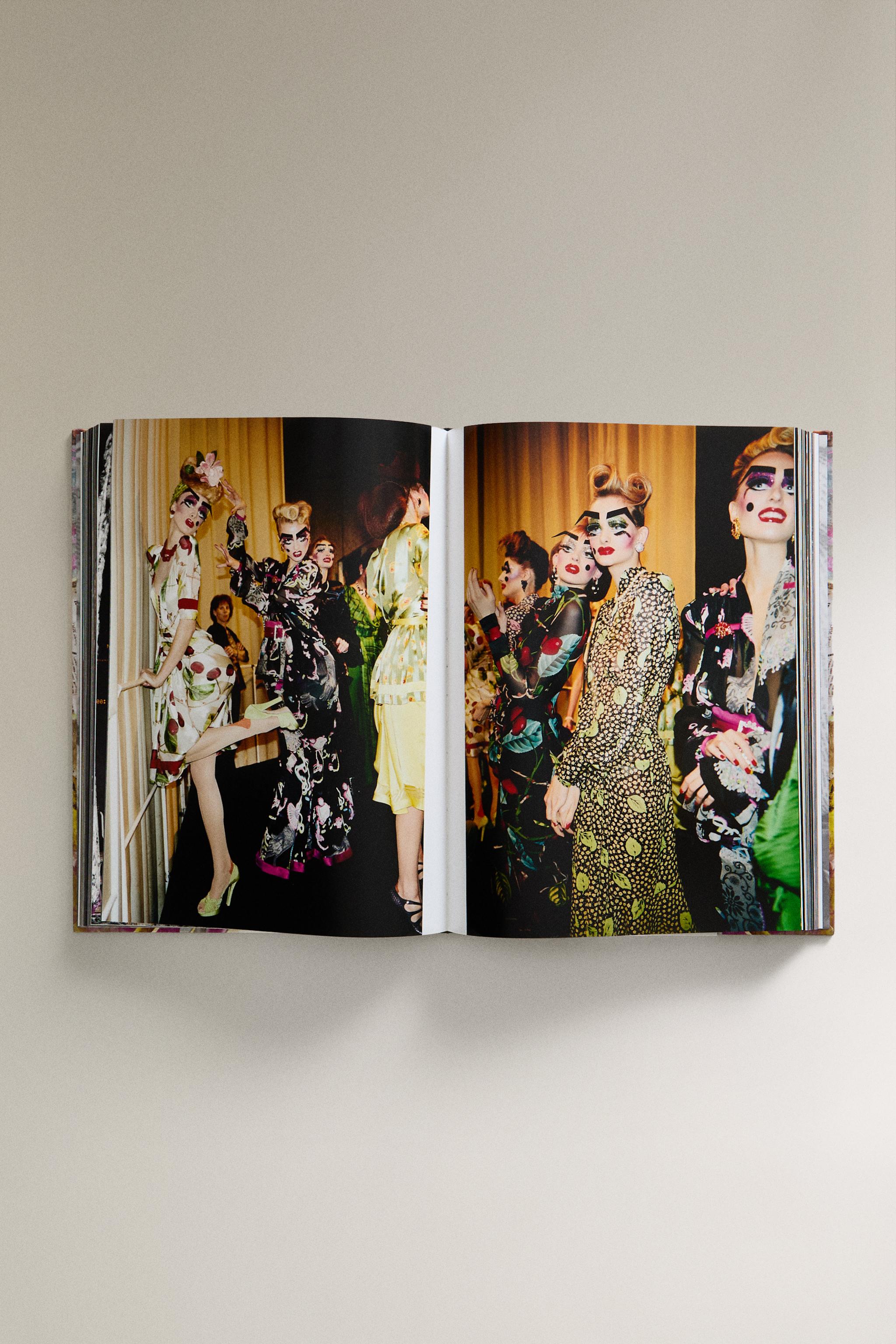 CARTE JOHN GALLIANO UNSEEN (ENGLEZĂ) - Roz | ZARA România