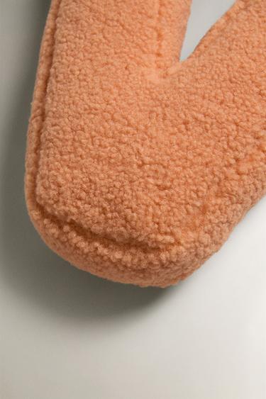 COUSSIN ENFANT LETTRE V - Orange de Zara - Image 1